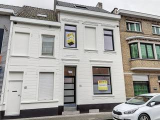 <p><span>Prachtig gerenoveerde rijwoning met 3 slaapkamers centrum Roeselare. </span></p><p><span> </span></p><p><span>De woning is als volgt ingedeeld: </span></p><p><span> </span></p><p><span>Gelijkvloers: ruime lichtrijke leefruimte met ingebouwde kasten en toegang tot open keuken die volledig geïnstalleerd is (geen vaatwas aanwezig maar aansluitingen zijn wel voorzien), luik naar de droge kelder, apart toilet en garage met uitweg naar achter. </span></p><p><span> </span></p><p><span>1ste verdiep: één slaapkamer met ingebouwde kasten en doorgang naar technische ruimte met mogelijkheid om dressing te voorzien,  badkamer met inloopdouche en lavabomeubel, apart toilet, zon gericht dakterras en vaste trap naar het 2de verdiep. </span></p><p><span> </span></p><p><span>2de verdiep: 2 ruime slaapkamers met een open zolderruimte. In beide slaapkamers is er een velux aanwezig met een elektrisch bedieningssysteem. </span></p><p><span> </span></p><p><span>De woning is volledig van A-Z grondig gerenoveerd. </span></p><p><span> </span></p><p><span>*vloerverwarming*</span></p><p><span>*airco aanwezig!* </span></p><p><span>*16 zonnepanelen* </span></p><p><span>*warmtepomp* </span></p><p><span> </span></p><p><span>Energiezuinige woning! </span></p><p><span> </span></p><p><span>Beschikbaar vanaf 01/07/2026.</span></p><p><span> </span></p><p><span>Bij interesse kunt u via deze link uw huurdersprofiel aanmaken: <span>https://clee.be/nl/app/kandidaat-stellen/0476526158/4f910f2a-bc34-f111-8ef3-7c1e5212e247</span></span><span> </span></p>