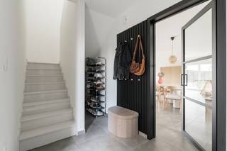 In de Haverstraat 13 te Peer, gelegen in een rustige en recente woonwijk, vinden we deze moderne en instapklare woning met een bewoonbare oppervlakte van circa 136 m². De woning beschikt over drie slaapkamers, een ruime leefruimte, een volledig uitgeruste keuken, een aangelegde tuin en een carport. Dankzij de energieklasse A geniet u bovendien van een bijzonder energiezuinige woning.<br />Via de verzorgde inkomhal betreedt u de woning. Hier bevinden zich het gastentoilet met lavabo en de toegang tot de ruime leefruimte van circa 52 m². Dankzij de grote raampartijen geniet de woonkamer van veel natuurlijke lichtinval en een aangenaam zicht op de tuin.<br />De leefruimte sluit naadloos aan op de open keuken, die recent volledig werd vernieuwd en uitgerust is met de nodige toestellen. Aansluitend bevindt zich een praktische berging/wasplaats.<br />Op de verdieping bevinden zich drie slaapkamers met oppervlaktes van respectievelijk circa 22 m², 12 m² en 10 m². De badkamer is uitgerust met een dubbele lavabo, een ruime inloopdouche en een hangtoilet.<br />Ook buiten heeft deze woning heel wat te bieden. De volledig aangelegde en omheinde tuin is zuidelijk georiënteerd en beschikt over een aangenaam terras. Daarnaast is er een carport voorzien.<br />Pluspunten:<br />Energieklasse A<br />Rustige ligging in een recente woonwijk<br />Circa 136 m² bewoonbare oppervlakte<br />Drie slaapkamers<br />Ruime leefruimte van circa 52 m²<br />Recent vernieuwde keuken<br />Vloerverwarming<br />Zuidgerichte, aangelegde en omheinde tuin<br />Terras en carport aanwezig<br />Instapklaar en energiezuinig<br />Verkoop onder het stelsel van registratierechten – 2% voor rechthebbenden<br />Bent u op zoek naar een moderne, energiezuinige woning op een rustige locatie in Peer? Contacteer ons dan voor een vrijblijvende bezichtiging en ontdek zelf alle troeven van deze woning.