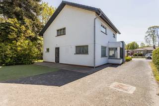 <p>Te koop te Berlare!<br />In een uiterst rustige straat te Berlare, vlakbij het Donkmeer, bevindt zich deze ruime en functionele woning met tal van mogelijkheden.<br />Bij het betreden van de woning komt u terecht in de inkomhal, waar zich een apart gastentoilet bevindt. <br />Vanuit de hal bereikt u de lichtrijke en aangename leefruimte, die naadloos overgaat in een geïnstalleerde keuken. <br />Op het gelijkvloers is tevens de badkamer voorzien, uitgerust met een douche en ligbad.<br />Op de eerste verdieping bevinden zich vier ruime en volwaardige slaapkamers, wat deze woning uitermate geschikt maakt voor grotere gezinnen of voor wie extra ruimte wenst voor een bureau of hobbyruimte. <br />Verder is er nog een zolder aanwezig, die perfect kan dienen als praktische stockageruimte.<br />De woning beschikt bovendien over een droge kelder.<br />Buiten kan u genieten van een mooie tuin waar rust en privacy centraal staan. <br />Een bijzondere troef is de zeer ruime garage van maar liefst 70 m², die tal van mogelijkheden biedt, zowel voor het parkeren van meerdere wagens als voor opslag of het uitoefenen van een hobby alsook een zolder aanwezig in de garage.<br />Tot slot geniet deze woning van een blijvend open gevoel, aangezien er rechts van de woning nooit gebouwd zal worden.<br />Deze woning vormt de ideale combinatie van ruimte, rust en potentieel, gelegen in een aangename en rustige omgeving.<br />interesse? contacteer collega Bernhard 0476 022 089 of bernhard@cornelis-goeman.be</p>