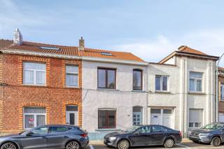 immo DAVID stelt voor: volledig gerenoveerde woonst met zuidgerichte tuin in DrogenbosDeze volledig gerenoveerde gesloten bebouwing verwelkomt u in...