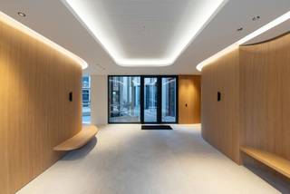 Gerenoveerde, volledig ingedeelde kantoren, ideaal gelegen naast de levendige wijk Ma Campagne en vlakbij het Gemeentehuis van Sint-Gillis. Tal...