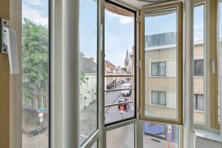 Ruim appartement van ca. 135 m² op de 2de verdieping centraal gelegen vlakbij de Grote Markt te Turnhout met ruime woonkamer, gesloten keuken, berging, gastentoilet, 3 slaapkamers, badkamer en terras. Garagebox in de kelderverdieping verplicht aan te kopen aan 20.000,00euro.<br /><br />Indeling:<br />De inkomhal biedt toegang via de dubbele deur tot de ruime woonkamer op parket. <br />De ingerichte keuken met ontbijthoek beschikt over een praktisch aansluitende berging/wasplaats met tevens toegang tot de hal.<br />Achteraan het appartement treffen we de 3 slaapkamers aan waarvan de masterbedroom over het terras beschikt met ZO oriëntatie.<br />De badkamer is voorzien van een bad, dubbele wastafel en toilet.<br />Dit appartement is netjes afgewerkt met hoogwaardige parket in zowel het woon- als het slaapgedeelte.<br />Extra troef is dat het hier over een hoekappartement gaat waardoor er veel lichtinval is in de diverse leefruimtes.<br /><br />Kenmerken:<br />* EPC-label: B! Nieuwe verwarmingsketel merk Bosch geplaatst in 2024, superisolerende 4-seizoensbeglazing aangebracht in 2024<br />* geen asbest aanwezig<br />* conforme elektrische keuring<br />* de gemeenschappelijke daken zijn dit jaar geïsoleerd en terrassen zijn vernieuwd, tevens is de gevel gereinigd