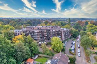 Serviceflat met aangenaam terras op de 1ste verdieping van Residentie Lindenhof, gelegen in een groene woonwijk op een boogscheut van het centrum van Kapellen. <br /><br />INDELING<br />Inkomhal met opbergkast en apart toilet, keuken (met koelkast/diepvriescombinatie, kookplaat, spoelbak en veel kastruimte), woonkamer en slaapkamer met veel lichtinval en zicht op het omliggende groen door de hoge ramen, badkamer (met inloopdouche, wastafel en toegang tot het aparte toilet).<br />Zowel vanuit de leefruimte als vanuit de slaapkamer heeft men toegang tot het ruime terras met automatische zonnetent.<br /><br />RESIDENTIE LINDENHOF<br />Men kan hier zelfstandig wonen, maar tegelijkertijd beroep doen op een waaier aan dienstverleningen (zoals maaltijden, poetsdienst, kinesitherapie, verpleegkundige zorg, kapper, pedicure, klusjesdienst, ...)<br />Er is een goed onderhouden tuin met zonnig terras, een gemeenschappelijke zitruimte, en er worden regelmatig activiteiten aangeboden. <br />De maandelijkse provisie voor syndicus, blokpolis, onderhoud gemene delen en lift bedraagt 95€.<br /><br />PLUSPUNTEN<br />- Elektriciteit is conform<br />- Laag EPC (153 kWh/m²)<br />- Dak vernieuwd en geïsoleerd<br />- Verwarmingsinstallatie vernieuwd<br />- Gangen vernieuwd <br />- Hoge huurinkomsten bij verhuur<br /><br />Interesse? Contacteer ons op 03/568.03.03 of info@vastgoed03.be