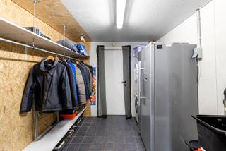<p>Bent u op zoek naar een kwalitatieve en energiezuinige woning op een unieke locatie? Deze halfopen bel-étage aan de rand van Wetteren werd recent volledig gestript en van kop tot teen gerenoveerd met oog voor detail. Het resultaat is een moderne woning met een hoogwaardige afwerking, een overvloed aan lichtinval en een prachtig uitzicht over de Schelde. Dankzij het gunstige EPC-label A,  zonnepanelen en ventilatiesysteem is het pand volledig toekomstbestendig en geniet u van een optimaal wooncomfort zonder renovatieverplichting.</p><p>Het gelijkvloers beschikt over een ruime inkomhal, een grote inpandige garage en een 2e badkamer die u nog naar eigen wens kunt afwerken. Buiten geniet u van de ruime tuin met achteraan vrij zicht op groen. Verder uitgerust met overdekt terras en een losstaande garage, wat het gemak van deze halfopen bebouwing compleet maakt. De 1e verdieping is ingedeeld met een lichtrijke woonkamer en open keuken die naadloos in elkaar overgaan, met zonneterras. Hier bevinden zich ook de 1e slaapkamer, badkamer en apart toilet. De 2e verdieping biedt plaats aan een royale 2e slaapkamer met eigen toilet.</p><p>De ligging biedt het beste van 2 werelden: weggestoken van de weg geniet u van rust en de nabijheid van de Schelde, terwijl de belangrijkste invalswegen vlot bereikbaar zijn. Daarnaast zijn wandelpaden en natuurgebied De Blakken op een boogscheut. Een ideale kans voor wie op zoek is naar een instapklare, volledig vernieuwde woning op een toplocatie.</p><p>Meer info of een bezoek? Neem contact op met Hanne via 0456 12 69 08 of via hanne@altro-vastgoed.be!</p>