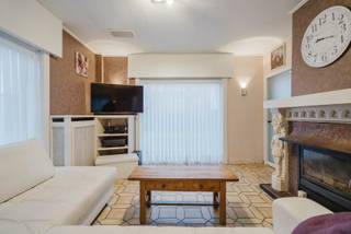 Deze charmante bungalow is gelegen op 720m2 in de gegeerde groene Wijnberg wijk. Een plek waar jarenlang met plezier werd gewoond en waar een gezin met 3 kinderen ruimte vond om te groeien. Het perceel is aan de voorzijde afgesloten met een elektrische poort. <br /><br />De woning beschikt ook over een garage/opslag, carport, fietsberging en houtopslag &amp; een afgeschermde jacuzzi. De oorsponkelijk inpandige garage werd opgevormd tot een extra slaapkamer en bergruimte.<br /><br />Via de inkomhal bereiken we het gastentoilet en de gezellige leefruimte met houtkachel, waar vele familiemomenten plaatsvonden. Aansluitend is er de afsluitbare veranda, een extra leefruimte om te genieten van de 1ste en laatste zon. De volledig uitgeruste keuken beschikt over een achterdeur met dierenluik.<br /><br />De nachthal, waar ook de technische voorzieningen zijn, geeft toegang tot 3 slaapkamers (één ruime en 2 kleinere), de badkamer met bad, lavabo, toilet &amp; een bijkomende berging.<br /><br />De aangelegd tuin is een speelomgeving voor kinderen en plek voor familie &amp; vrienden. De zonnepanelen (4940 Wp) zorgen mede voor de opslag van de thuisbatterij (5 kWh).<br /><br />Nu alle kinderen uit huis zijn is het tijd voor een nieuw hoofdstuk. Misschien wel voor u om, net als vroeger, prachtige herinneringen te maken. <br /><br /><br />Waarom net dit aanbod overwegen?<br /><br />-> zeer aangename grote tuin<br />-> rustige groene wijk<br />-> afgesloten perceel<br />-> nabij centrum<br />-> garage &amp; carport<br /><br />Interesse, bel 0471 69 44 30<br />Attesten &amp; documenten: www.nestr.be