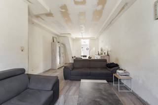 Te renoveren woning met drie slaapkamers en tuin te Willebroek!<br /><br />Op zoek naar een woning die u volledig naar eigen smaak kunt renoveren of opfrissen? Dan is deze woning zeker een bezoek waard.<br /><br />Via de inkomhal bereikt u de leefruimte aan de voorzijde, gevolgd door de keuken. Achteraan bevinden zich de badkamer met douche, lavabo en toilet en de toegang tot de tuin.<br /><br />Op de eerste verdieping zijn er twee slaapkamers van 14m² en 13m². De zolderverdieping is momenteel ingericht als een extra slaapkamer van 17m².<br /><br />Aan de achterzijde bevindt zich de tuin van ca. 40m2.<br /><br />Centraal gelegen nabij winkels, supermarkten, scholen, openbaar vervoer en met een vlotte verbinding naar de A12 en N16.<br /><br />Kenmerken:<br /><br />- Te renoveren woning <br />- Drie slaapkamers<br />- Tuin aanwezig<br />- Centrale ligging te Willebroek<br /><br />112m2 bewoonbare oppervlakte cfr EPC.<br /><br />Wenst u een bezoek of meer informatie? Dan kan u ons steeds contacteren via info@dvarealestate.be of via 03/297.00.00.