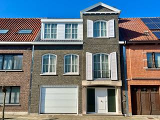 Welkom in dit prachtig gerenoveerde herenhuis dat op unieke wijze klassieke charme met moderne luxe verenigt. Een perfecte symbiose van...