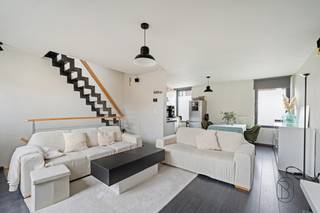 <p><strong>Topgelegen handelspand met verhuurd duplexappartement</strong></p>
<p>Strategisch gelegen handelspand met uitstekende visibiliteit, gecombineerd met een <strong>verhuurd appartement met aparte ingang</strong> – ideaal als investering of combinatie wonen/werken.<br />Het <strong>gelijkvloers</strong> omvat een ruim en lichtrijk handelspand met aparte praktijkruimte, keuken en een ruime berging.<br />Op de <strong>eerste verdieping</strong> bevindt zich een <strong>gerenoveerd duplexappartement</strong> met éen slaapkamer en een ruime, lichte leefruimte dankzij de grote raampartijen.</p>
<p>Een veelzijdig eigendom op een toplocatie met sterke commerciële troeven en een stabiel huurrendement.</p>