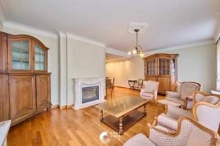 Verrassend ruime en uitzonderlijk goed onderhouden gezinswoning op een topligging in het centrum van Neerpelt.<br /><br />Op zoek naar een woning waar ruimte, comfort en een uitstekende ligging samenkomen? Deze charmante gezinswoning in de verkeersarme Teutenlaan heeft het allemaal. Gelegen in één van de meest aangename straten van (Neer)Pelt, woon je hier letterlijk op wandelafstand van het centrum, scholen, winkels, supermarkten én het kanaal. Ook het Klankenbos en de omliggende groene omgeving liggen vlakbij. Een locatie waar het dagelijkse leven zich moeiteloos te voet of met de fiets laat organiseren.<br /><br />Achter de gevel schuilt bovendien heel wat meer ruimte dan je op het eerste gezicht zou verwachten. De woning beschikt over 3 volwaardige slaapkamers, 2 badkamers, 2 garages, een ruime kelder en een extra zolderruimte. Dankzij de praktische indeling is dit een bijzonder interessante gezinswoning met bovendien nog heel wat mogelijkheden om ze volledig naar eigen smaak in te richten.<br /><br />De lichtrijke woonkamer vormt het hart van de woning. De prachtige houten vloer en gezellige open haard zorgen hier voor een warme en huiselijke sfeer. Aansluitend bevindt zich de degelijke, volledig ingerichte keuken met een handige bureauhoek en rechtstreekse toegang tot het terras en de tuin.<br /><br />INDELING<br /><br />Gelijkvloers<br />- Inkomhal met gastentoilet<br />- Lichtrijke woonkamer met houten vloer en open haard<br />- Ingerichte keuken met bureauhoek en toegang tot tuin en terras<br />- Badkamer met douche en lavabo<br />- Achterinkom<br /><br />Eerste verdieping<br />- Nachthal<br />- 2 ruime slaapkamers<br />- Badkamer met hoekbad/douche, lavabo en toilet<br /><br />Tweede verdieping<br />- Ruime overloop<br />- 3de slaapkamer<br />- Extra zolderruimte<br /><br />Kelder<br />- Ruime bergkelder<br /><br />Buiten<br />- De woning beschikt over een volledig omheinde en onderhoudsvriendelijke stadstuin met terras. <br />- Daarnaast zijn er maar liefst 2 ruime garages.<br /><br />DE TROEVEN OP EEN RIJ<br /><br />+ Verrassend ruime woning<br />+ Uitstekend onderhouden<br />+ 3 slaapkamers &amp; 2 badkamers<br />+ 2 ruime garages<br />+ Gezellige leefruimte met open haard<br />+ Volledig omheinde, onderhoudsvriendelijke tuin<br />+ Heel wat mogelijkheden en potentieel<br /><br />Op zoek naar een eigen (t)huis in (Neer)Pelt? Contacteer ons en we helpen je graag dichtblij verder!