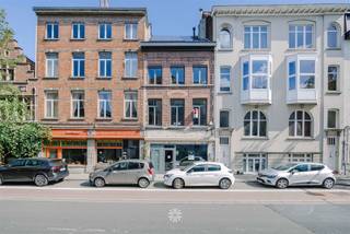 <p><span>GENT CENTRUM- Uniek triplex appartement met drie volwaardige slaapkamers en een royaal terras</span></p><p><span> </span></p><p><span>Gelegen in de Ottogracht 10A, vlakbij de Vrijdagsmarkt, treffen we dit lichtrijke appartement met vlotte verbindingen en openbaar vervoer in de nabijheid. Daarnaast geniet het appartement van energiezuinige technieken met airco's, zonnepanelen en thuisbatterijen wat resulteert in een gunstig EPC. </span></p><p><span> </span></p><p><span>Troeven</span></p><ul><li><span>Unieke ligging nabij Gent-centrum</span></li><li><span>Hoge plafonds, plankenvloer en overvloed aan natuurlijk licht</span></li><li><span>Nabij openbaar vervoer en invalswegen</span></li><li><span>Bewoonbare oppervlakte van 228m²</span></li><li><span>EPC B en elektriciteit conform</span></li><li><span>Drie volwaardige slaapkamers</span></li><li><span>Ruim vergund terras</span></li><li><span>Aanwezigheid 14 zonnepanelen, twee thuisbatterijen en zonnescreens</span></li></ul><p><span> </span></p><p><span>Indeling:</span></p><p><span>De triplex verwelkomt u via de ruime inkomhal, volledig uitgeruste keuken die naadloos overgaat in de lichtrijke leefruimte met hoge plafonds. Vanuit deze ruimte heeft u directe toegang tot het ruime dakterras. Via de trap bereikt u de eerste verdieping waar de badkamer, uitgerust met ligbad, douche en lavabo, zich bevinden. Daarnaast zijn er twee ruime slaapkamers. Tot slot beschikt de triplex over een volledig geïnstalleerde ruime zolderkamer, ideaal als extra kamer, hobbykamer of extra opbergruimte.</span></p><p><span> </span></p><p><span>Belangrijk: </span></p><p><span>Vraagprijs: 625.000EUR</span></p><p><span>EPC: 117 kWh/m²</span></p><p><span> </span></p><p><span>Neem contact op met Axel Lenaerts Makelaars voor een bezoek: <span>zoe</span><span>@axellenaerts.be</span></span><span> of 09/245 24 24</span></p><p><span> </span></p>
