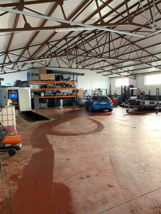 Te koop Instapklare woning met loodsOnder het motto meer dan een huis, een slimme investering bieden wij u deze unieke eigendom aan een ideale...