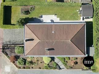 <p>Op zoek naar een woning met ruimte, licht en een sterke ligging? Deze open bebouwing in een rustige, residentiële buurt in Asse (RELEGEM) combineert comfort met bereikbaarheid. Dankzij de nabijheid van belangrijke invalswegen, openbaar vervoer, scholen en winkels geniet u hier van een uitstekende locatie.<br />De woning beschikt over een bewoonbare oppervlakte van 227 m² op een perceel van ca. 481 m². U vindt er een lichtrijke leefruimte met salon en eetplaats, een uitgeruste keuken, drie volwaardige slaapkamers en een badkamer. Daarnaast beschikt de woning over een kelder en een inpandige garage, en een aangename tuin met westelijke oriëntatie.<br />De woning is op te frissen en biedt een mooie opportuniteit om volledig naar eigen smaak te renoveren.<br />Interesse? Neem contact op via info@immo-store.be en/of 02/203.03.03.</p>