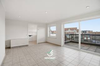 Dit aangename 2-slaapkamerappartement bevindt zich in de Generaal Baron Jacquesstraat 18, in de gezellige winkelstraat van Diksmuide.<br />Het appartement bevindt zich op de derde verdieping en heeft een praktische indeling met een inkomhal, lichtrijke living, functionele keuken, twee comfortabele slaapkamers, een badkamer, toilet, berging én een heerlijk terras om te genieten van het buitenleven. In de kelder is er bovendien nog een bijkomende privatieve berging.<br />Het appartement heeft een EPC D (331 kWh/(m²/jaar)), dus <strong>geen renovatieplicht</strong>! Met minieme energetische renovaties kan dit EPC bovendien makkelijk verbeterd worden.<br />Dankzij de centrale ligging heb je alle voorzieningen binnen handbereik.<br />Ideaal voor starters, als tweede verblijf of als investering.<br />Vraagprijs: €135.000<br />📞 <strong>Interesse?</strong><br />Contacteer ons via <strong>051 49 49 11</strong> of <strong>vastgoed@hvst.be</strong> voor meer info of een bezoek.