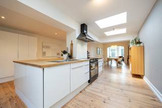 Karaktervol, gerenoveerd herenhuis met 4 slaapkamers, 2 badkamers en aangrenzend magazijn (90m²)Indeling: 0- inkomhal, leefruimte, eetkamer, keuken...