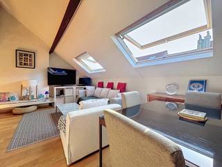 TE KOOP – APPARTEMENT MET MEZZANINE – EUROPESE WIJK BRUSSEL📝 BeschrijvingWe Invest Bruxelles-Europe biedt dit charmante 1-slaapkamer appartement met...