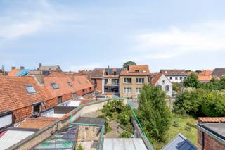 <span><span><span><span><span>Op een toplocatie in het historische centrum van Brugge, vlak aan het mooie groene Koningin Astridpark, bevindt zich deze statige herenwoning met authentieke gevel, hoge plafonds en verrassend ruime stadstuin.</span></span></span></span></span><br /><span><span><span><span><span>Ze beschikt over drie volwaardige slaapkamers, twee badkamers en een grote zonnige stadstuin met serre.</span></span></span></span></span><br /><span><span><span><span><span><strong>Indeling:</strong><br />Op het gelijkvloers komt u binnen via de inkomhal met toegang tot een grote, droge kelder. De leefruimte met kachel en eetplaats sluit aan op een open keuken die uitgeeft op een veranda en een grotere zonnige stadstuin die breder is dan de woning zelf. Verder bevindt zich er ook een eerste badkamer met douche en toilet.</span></span></span></span></span><br /><span><span><span><span><span>Op de eerste verdieping vindt u een ruime slaapkamer en een tweede badkamer. Op de tweede verdieping zijn er nog twee slaapkamers, waarvan in een de toegang bevindt tot de zolderverdieping.</span></span></span></span></span><br /><br /><span><span><span><span><span>Hoewel de woning enige opfrissing kan gebruiken, biedt ze dankzij haar ligging, ruimte, tuin en authentieke elementen een uitzonderlijk potentieel.</span></span></span></span></span><br /><span><span><span><span><span>Wenst u te wonen in een rustige, groene buurt van Brugge-centrum, op wandelafstand van supermarkt, winkels, restaurants, scholen en openbaar vervoer? Dan is dit een unieke kans. Contacteer ons voor een bezoek en ontdek de mogelijkheden van deze prachtige stadswoning.</span></span></span></span></span><br /> 