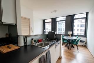 Enkel voor studenten!! Zeer mooi afgewerkt 1-slaapkamer appartement op de tweede verdieping vlakbij omliggende hogescholen en het centrum van Antwerpen. Onmiddellijk beschikbaar! Indeling: Woonkamer met ingerichte keuken (afwasmachine, spoelbak, kookvuur, dampkap, koelkast en diepvries); slaapkamer; badkamer met inloopdouche, lavabomeubel en toilet; berging met aansluiting voor wasmachine. Maandelijkse kosten bedragen €25(elektriciteit gemene delen + poets gemeenschappelijke delen). Alles op aparte meters. Epc: 214 kWh.
