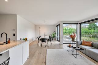 Dit hoogstaand afgewerkt (natuurstenen werkblad in de keuken, eiken parketten, ...) villa-appartement (3 slaapkamers en 2 badkamers) is gelegen in...