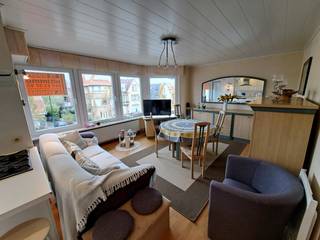 Appartement soigné, lumineux et meublé avec situation centrale, à quelques pas de la mer, des magasins et des restaurants. <br />Idealement situé tout près du Houtsaegerduinen et du centre de La Panne ! Score EPB favorable ! <br />Disposition : salle de séjour lumineuse et agréable avec sol en parque ,cuisine ouverte équipée d'une lave -vaisselle et combi -four. Salle de bains renouvelée avec douche et toilettes. 2 chambres à coucher, terrasse ensoleillée. Chaudière à gaz récemment renouvelée.