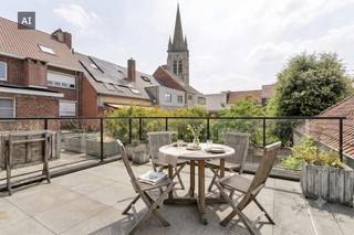 Gelegen in een rustige zijstraat van de Casselstraat, geniet u van een uiterst rustige woonomgeving, terwijl alle winkels, horeca en voorzieningen zich op wandelafstand bevinden. De absolute blikvanger is het grote, zuidgerichte terras, waar u de hele dag door kunt genieten van de zon, rust en gezelligheid.<br />Dankzij de doordachte indeling biedt dit appartement alle comfort voor wie gewoon graag ruim woont. Bovendien beschikt het appartement over een gunstig EPC-label B, wat zorgt voor een energiezuinige woonervaring.<br /><br />Indeling:<br />Het appartement is verspreid over twee verdiepingen, wat zorgt voor een optimaal gevoel van privacy en ruimte:<br /><br />Eerste verdieping:<br />Lichtrijke living met aansluitend zuidgericht terras - open nog in te richten keuken met berging - aparte bureauruimte- ruime slaapkamer met een aansluitende, private badkamer - apart toilet<br /><br />Tweede verdieping:<br />Twee volwaardige slaapkamers, perfect als slaapkamer of extra (berg)ruimte - een tweede, aansluitende badkamer<br /><br />Extra troef:<br />Mogelijkheid tot het aankopen van een parking.<br /><br />Troeven:<br />Bewoonbare oppervlakte van 155 m²<br />3 volwaardige slaapkamers<br />Groot, zonnig terras<br />Rustige ligging in het centrum van Poperinge<br />EPC-label B<br />Twee ingerichte badkamers<br />Veel lichtinval en uitzonderlijk ruime woonvolumes<br /><br /><br />Bestuursmaatregelen in het maatregelenregister: nee<br /><br />Deze AI-visualisaties zijn bedoeld als inspiratie. Er werd geen rekening gehouden met technische specificaties, stedenbouwkundige voorschriften of de concrete mogelijkheden tot realisatie.