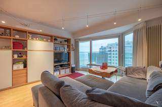 Dit appartement op een absolute toplocatie in Knokke biedt u een uniek frontaal zeezicht en een zonnige leefruimte met terras. Hoewel het...