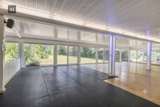 Op een centrale ligging in Gullegem bevindt zich dit veelzijdige handelspand met een appartement op de verdieping. Dankzij de ruime commerciële oppervlakte en de vele mogelijkheden is dit pand ideaal voor zelfstandigen of vrije beroepen.<br /><br />Handelspand: <br />- Onthaalruimte<br />- Polyvalente handelsruimte (ca. 244m²)<br />- Verdieping van ca. 66.5m²<br />- Afzonderlijke kleedkamers en douches<br />- Stockageruimte<br />- Garage<br />- Ruime tuin <br />- Ca. 5 parkeerplaatsen voor het gebouw<br /><br />Appartement: <br />- Aparte inkom<br />- 2 Slaapkamers<br />- 1 Berging<br />- Badkamer<br />- Terras<br />- Op te frissen<br /><br />Troeven: <br />- Centrale ligging<br />- Veel mogelijkheden<br />- Woon en werk op 1 locatie<br /><br />Dit pand kan onderhevig zijn aan de renovatieverplichting die door de Vlaamse overheid wordt opgelegd voor niet-residentiële gebouwen. Consulteer voor meer informatie de website van het Vlaams Energie- en Klimaatagentschap via https://www.energiesparen.be/nr/renovatieverplichting.<br /><br />Op zoek naar bedrijfsvastgoed bestaande uit een handelspand te koop in Gullegem? Contacteer ons voor meer informatie of een bezoek ter plaatse. <br /><br />Bestuursmaatregelen in het maatregelenregister: in aanvraag<br /><br />Deze AI-visualisaties zijn bedoeld als inspiratie. Er werd geen rekening gehouden met technische specificaties, stedenbouwkundige voorschriften of de concrete mogelijkheden tot realisatie.