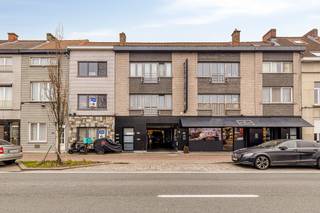 Dit charmante appartement bevindt zich in een kleinschalig gebouw met slechts 5 appartementen.<br />De ligging is uitstekend: in een hippe, opkomende buurt langs het water, vlakbij de Tondeliersite, AZ Sint-Lucas en de Odisee Hogeschool. Het historische centrum van Gent bevindt zich op korte fiets- of wandelafstand, en ook het openbaar vervoer is ruimschoots beschikbaar.<br /><br />Na een opfrisbeurt wordt dit appartement met ruim, zuidgericht terras (18 m²) de ideale thuis voor jonge starters — alleen of als koppel — <strong>of </strong>voor een studerende zoon of dochter.<br /><br /><strong>Indeling:</strong><br />Woonkamer, ingerichte keuken, badkamer met wastafel en douche, afzonderlijk toilet, 2 bergingen (waarvan één voor wasmachine en droogkast), 2 ruime slaapkamers en een zonnig terras.<br /><br />Ook interessant als <strong>opbrengsteigendom</strong> dankzij de uitstekende verhuurbaarheid!<br /><br />Het appartement is voorzien van <strong>dubbel glas</strong>, het <strong>dak werd recent geïsoleerd</strong>, en de <strong>nutsvoorzieningen (EGW)</strong> zijn <strong>individueel</strong>. Verwarming via <strong>CV op aardgas</strong>.<br />EPC: de appartementen nrs 170 en 171 hebben een identieke indeling; nr 170 bevindt zich op de 1eV en heeft een EPC label B; nr 171 bevindt zich op de 2eV (bovenste) en heeft een label E.<br />Stedenbouwkundige inlichtingen: Vg, Wg, Gdv, Vkr, Gvv<br />Overstromingsgevoeligheid: perceel D, gebouw D<br /><br /><strong>Info en bezoek</strong> op M 0474 88 29 43 en E marianne@devastgoedlink.be