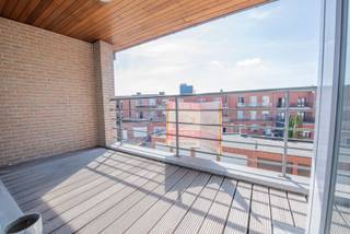 Het appartement is gelegen op de tweede verdieping en beschikt over een ruim terras waar je heerlijk van de zon kunt genieten. Bovendien is er een lift aanwezig, wat het appartement ook toegankelijk maakt voor minder mobiele personen.<br />Het appartement bestaat uit een inkom met toilet, leefruimte, open keuken, berging, 2 slaapkamer en badkamer.<br />Kortom, dit appartement in Zulte biedt alles wat je nodig hebt voor een comfortabel en energiezuinig leven. <br /><br />Wenst u meer info of een bezoek, mail gerust naar anke@immoroba.be