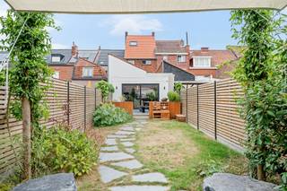 <p>Op zoek naar een instapklare woning met ruimte en comfort? Deze recent gerenoveerde gezinswoning combineert een doordachte indeling met een moderne afwerking.</p><p>Op het gelijkvloers vindt u een ruime inkomhal, een inpandige garage, een praktische wasplaats, een apart gastentoilet en een lichtrijke leefruimte met open keuken die uitkijkt op de gezellige stadstuin.</p><p>De eerste verdieping omvat een ruime masterbedroom en een stijlvolle badkamer met ligbad, inloopdouche en toilet. Op de tweede verdieping bevinden zich nog twee volwaardige slaapkamers.</p><p>Daarnaast beschikt de woning over een ruime droge kelder, een zolder met extra bergruimte en een aangename stadstuin waar u in alle rust kunt genieten.</p><p>Troeven: recent gerenoveerd, 3 ruime slaapkamers, garage, open leefruimte, moderne badkamer, droge kelder, zolder en een charmante stadstuin. Een ideale woning voor wie comfortabel en zorgeloos wil wonen!</p><p>BEZOEKMOMENT zaterdag 22/08</p><p>Meer info of plan je bezoek via denis@immobeguin.be of www.immobeguin.be</p>