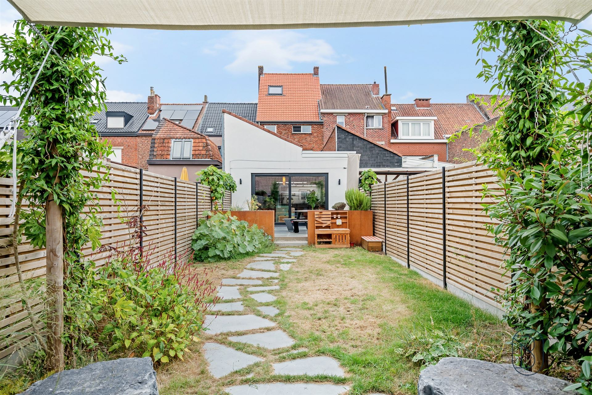 Recent gerenoveerde woning met 3 slk en leuke tuin! - foto 2