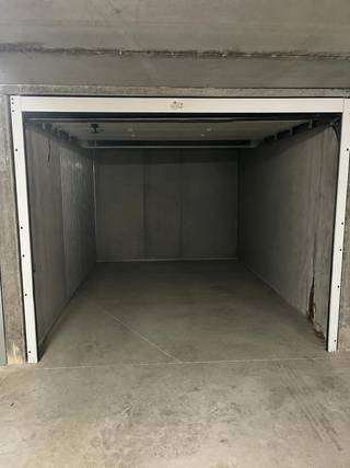 Garagebox te koop in de Niklaas Desparsstraat 10 langs de Vlamingsstraat en de Kuipersstraat. De garagebox is gelegen op een steenworp van de Grote Markt. De garagebox meet 5m50 x 3m20Het betreft een afgesloten complex dat toegankelijk is per autolift.Bent u zoek naar een garagebox te koop in centrum Brugge? Contacteer ons vandaag nog voor meer info of een plaatsbezoek. De eigendom wordt aangeboden via de Pre-sale formule. Op 13/06/2026 tussen 13:30 en 15:30 kan u de woning op afspraak komen bezichtigen en een bod uitbrengen. De vermelde prijs is een instelprijs. Voor meer info, gelieve contact op te nemen met de dossierverantwoordelijke.Bestuursmaatregelen in het maatregelenregister: nee