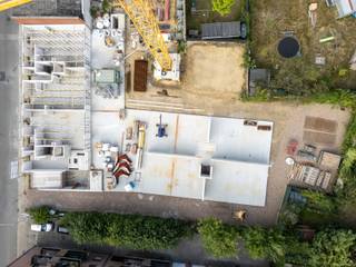 Dit nieuwbouwappartement situeert zich op het gelijkvloers van nieuwbouwresidentie De Zeven Rozen in blok A. Het omvat een inkomhal, een...