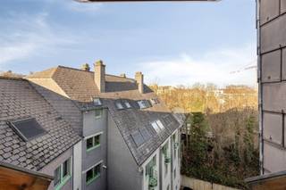 <p><span>OPEN DEUR Zaterdag 29 augustus van 13u00 tot 14u00 Deze lichtrijke en instapklare flat is vrijblijvend te bezichtigen op zaterdag 29 augustus tussen 13u00 en 14u00. U bent van harte welkom! Op wandelafstand van Gasthuisberg, het historische centrum van Leuven en vlakbij alle belangrijke invalswegen, zijn wij verheugd deze gezellige en lichtrijke flat te huur aan te bieden. De flat is gelegen op de derde verdieping van de goed onderhouden residentie Zonnelucht, gebouwd in 1989, en geniet van een uitstekende ligging. Deze aangename flat met een bewoonbare oppervlakte van 64 m² omvat een ruime inkomhal, die eveneens perfect dienst kan doen als bureauruimte, een lichtrijke leefruimte met een open en volledig ingerichte keuken die in 2023 werd vernieuwd en voorzien is van alle hedendaags comfort. Verder beschikt de flat over een badkamer met lavabomeubel, toilet en douche. Via de mezzanine bereikt u het slaapgedeelte, wat zorgt voor een gezellige en praktische indeling. Daarnaast kunnen de bewoners gebruikmaken van de gemeenschappelijke, overdekte fietsenstalling. De uitstekende ligging, op wandelafstand van Gasthuisberg en het historische centrum van Leuven, maakt deze flat bijzonder interessant voor zowel een werkende persoon als een student (met domicilie) of jong koppel. Ook de vlotte bereikbaarheid via de belangrijkste invalswegen vormt een belangrijke troef. Kortom, deze gezellige, energiezuinige en lichtrijke flat biedt een aangename woonomgeving op een topligging in Leuven. Een echte buitenkans voor wie centraal en comfortabel wil wonen! Onmiddellijk beschikbaar. Maandelijkse vaste lasten €55,00. </span></p>