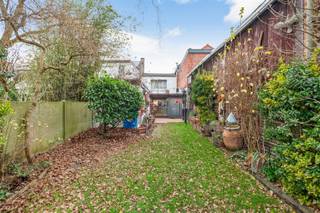 Cette propriété est située dans une rue résidentielle calme du quartier MARIABURG, à la frontière d'Ekeren et de Brasschaat.La gare, les magasins...