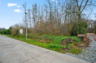 <p><span>Rustig gelegen bouwgrond voor open bebouwing </span></p><p><span> </span></p><p><span>Bent u op zoek naar een ruime bouwgrond (15 are) in een groene en rustige omgeving?</span></p><p><span> </span></p><p><span>Dit prachtige perceel van ca. 1.500 m², gelegen in woonparkgebied, biedt tal van mogelijkheden voor het realiseren van een open bebouwing.</span></p><p><span>De bouwgrond maakt deel uit van een niet-vervallen verkaveling (ouder dan 15 jaar).<br /><br /></span></p><p><span>De stedenbouwkundige voorschriften zijn beschikbaar op aanvraag, docht samengevat:</span></p><p><span>-Max. 250 m² bebouwbare opp. (woning + bijgebouwen)<br />-Max. bouwdiepte: 15 m<br />-Max. 10% verharding (excl. toegangen)<br />- Zijtuinstroken: min. 6 m bouwvrij<br />- Vrijstaande bijgebouwen: max. 20 m²</span></p><p><span> </span></p><p><span>Heeft u interesse of wenst u graag meer informatie?</span></p><p><span> </span></p><p><span>Aarzel niet en contacteer ons vandaag nog!</span></p><p><span><span>info@eraetsvastgoed.be</span></span></p><p><span>0467 00 67 79</span></p><p><span> </span></p><p><span> </span></p>