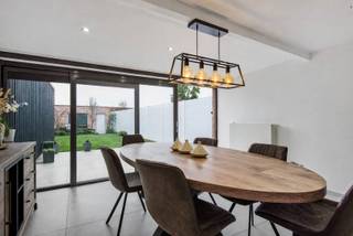 Gerenoveerde ééngezinswoning met drie tot vier slaapkamers, garage en tuin te Boom!De woning is als volgt ingedeeld: via de inkomhal betreedt men de...