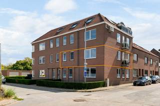 Op een uitstekende locatie nabij centrum Veltem-Beisem bevindt zich dit instapklaar appartement met 1 slaapkamer en balkon. De centrale ligging zorgt voor een goede bereikbaarheid naar winkels, horeca, scholen en het openbaar vervoer.<br /><br />Het appartement bevindt zich op de eerste verdieping van een kleinschalig appartementsgebouw, te bereiken met de trap. Via de inkomhal met apart gastentoilet komen we in de leefruimte terecht. Deze lichtrijke ruimte kan u inrichten met een gezellige zithoek en aparte eetplaats. De aanpalende keuken is voorzien van een basis uitrusting. Verder beschikt het appartement over een ruime slaapkamer, alsook een badkamer, voorzien van lavabo en douchebad. De ramen werden recent vervangen naar de huidige normen (drievoudige beglazing). Ook is er een balkon en kelderberging aanwezig.<br /><br />Het appartement is beschikbaar vanaf april/mei 2027. <br /><br />Dit is een uitstekende opportuniteit als u op zoek bent naar een instapklaar appartement nabij centrum Veltem-Beisem. Contacteer ons voor meer informatie op 0472 82 80 66 of neem een kijkje op www.boonstravastgoed.be<br /><br />Bijzonderheden:<br />- Energiezuinig (EPC score B)<br />- Kleinschalig appartementsgebouw<br />- Nieuwe ramen met drievoudige beglazing