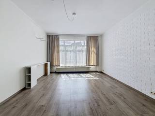 Het appartement is gelegen in de Paleisstraat op het gegeerde Antwerpen-Zuid. Nabij winkels, openbaar vervoer, restaurants,...Tweede verdieping...