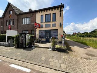 Deze goed draaiende frituur met bovengelegen te renoveren appartement, gelegen op een zeer commerciële ligging aan de Lommelsesteenweg...