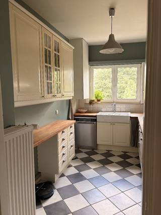 Welkom in Borsbeek, een rustige en groene gemeente op een steenworp van Antwerpen. Gelegen aan de Jozef Reusenslei 135 bevindt dit appartement zich op een uitstekende locatie: kindvriendelijke buurt, vlak bij scholen, winkels en openbaar vervoer en belangrijke invalswegen. Altijd een gratis parkeerplek vlakbij. Ook zijn er diverse parken en sportfaciliteiten in de buurt, wat ideaal maakt voor gezinnen en koppels die houden van comfort, bereikbaarheid en natuur. <br /><br />Een extra troef: op slechts enkele minuten wandelen ligt het Fort van Borsbeek - een groene long waar je heerlijk kunt wandelen en ontspannen.<br /><br />Indeling<br />Door de hoekligging geniet je in elke ruimte van heel veel lichtinval.<br />De ruime inkomhal verwelkomt je in deze aangename woonst en geeft toegang tot alle vertrekken.<br /><br />In de lichtrijke leefruimte staat gezelligheid centraal - perfect voor ontspannen avnden of momenten met het gezin. Aansluitend vind je een eerste slaapkamer met dressing, die nu dienen als TV-hoek en home office.<br /><br />De keuken combineert charme met functionaliteit en is praktisch ingedeeld, waardoor geen ruimte verloren gaat.<br /><br />Daarnaast zijn er nog twee volwaardige slaapkamers (waarvan 1 nu momenteel is ingedeeld als grote dressing), waarvan één toegang biedt tot een gezellig en zonnig terras aan de achterzijde - ideaal om te genieten van een rustige ochtend met een koffietje in het zonnetje. De badkamer is functioneel ingericht met een douche en lavabo.<br /><br />2 handige kelderbergingen zijn inbegrepen<br /><br />EPC-label: C