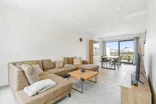 Deze verrassend ruime rijwoning werd met oog voor kwaliteit gerenoveerd en is volledig instapklaar. De gezellige leefruimte sluit naadloos aan op de open, volledig uitgeruste keuken, waardoor een aangename woonomgeving ontstaat. Verder beschikt de woning over een praktische kelder, een handige wasberging, drie volwaardige slaapkamers en twee verzorgde badkamers, ideaal voor gezinnen of wie graag extra ruimte heeft. Dankzij de uitstekende energiescore, conforme elektriciteit, vloerverwarming op het gelijkvloers en moderne technieken geniet u hier van een energiezuinige en comfortabele thuis. Als extra troef wordt de woning volledig gemeubeld verkocht, zodat u meteen kunt verhuizen of zorgeloos kunt verhuren.<br />EPC: 81 kWh/m² - UC:3771498 ~ Vg, Wg, Gvk, Gvv, Gmo ~ Ref. MI24602