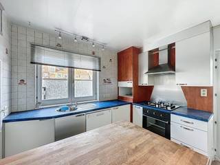 Maison confortable de 2 chambres avec grand jardin à louer à Oostkamp. Cette maison bénéficie d'un emplacement très central, à proximité des commerces, à la frontière avec Assebroek et Sint-Michiels.De plus, les magasins et autres installations se trouvent à deux pas. Dotée d'un grand jardin où vous pourrez vous détendre, cette maison offre une expérience de vie agréable dans un quartier calme mais bien desservi.Disposition :Rez-de-chaussée : allée avec portail verrouillable - hall d'entrée (5 m²) avec toilettes séparées - salon (40 m²) avec cuisine ouverte (10 m²) avec cuisinière à gaz, four, réfrigérateur, lave-vaisselle et évier - débarras avec raccordement pour machine à laver (3 m²) - véranda (8 m²) - terrasse (30 m²) - jardin (100 m²) - garage (20 m²) - abri de jardin (15 m²) - abri de jardin (18 m²). 1°V. : hall de nuit (5 m²) avec toilettes séparées - 2 chambres (14 m² et 10 m²) - espace bureau (6 m²) - salle de bain (8 m²) avec baignoire, douche à l'italienne et double vasque. Dans l'ensemble : - prix de location : 890,00 €/mois- disponible immédiatementAvantages : - grand jardin- emplacement idéal- aménagement pratique- espace pour deux voituresLe moyen le plus rapide pour visiter cette propriété ? Demandez votre visite via le bouton rose de notre site Web (www.dewaele.com) et vous serez contacté par notre experte en location Steffi. Les rendez-vous ne peuvent pas être pris par téléphone. Pour toute autre question, vous pouvez nous contacter par téléphone au 050 444 999.