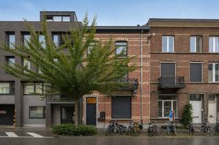 Voor verdere info of een vrijblijvende waardebepaling van uw eigendom: pieter.buedts@homixx.be of 016 199 347<br /><br />Bent u op zoek naar een praktische, slim ingedeelde en instapklare studio? Homixx Vastgoed stelt u graag deze prachtige eigendom voor, waar efficiëntie en wooncomfort naadloos samenkomen. Deze gezellige studio bevindt zich in het historische centrum van Leuven, ideaal gelegen op korte afstand van campussen, winkels, bushaltes en belangrijke invalswegen. Dankzij deze centrale ligging vormt dit pand een uitstekende keuze voor studenten, jonge starters of investeerders.<br /><br />Bij het betreden van de studio komt u direct binnen in een lichtrijke leefruimte. Aan de voorzijde bevindt zich een charmant terrasje waar u heerlijk kunt vertoeven met een tas koffie bij de opkomende zon. De open kitchenette is volledig ingericht en voorzien van alle hedendaagse comfort. Direct naast de kitchenette leidt een vaste trap u naar het praktische, verhoogde slaapgedeelte op de mezzanine.<br /><br />Verder beschikt deze studio over een afzonderlijke badkamer die is uitgerust met een douche, een modern lavabomeubel en een toilet. Om u in alle seizoenen van een optimaal binnenklimaat te verzekeren, is de ruimte voorzien van een airconditioning. Dankzij het gunstige EPC-label B kiest u bovendien voor een energiezuinige en toekomstgerichte studio.<br /><br />Momenteel is de studio verhuurd.
