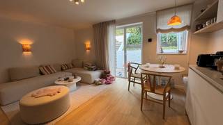 Deze voormalige conciërgewoning werd met veel smaak omgetoverd tot een juweeltje. Inkomhal, leefruimte, afgesloten slaapkamer met dubbel bed...