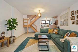 Roeselare : Instapklare duplex appartement met 1 slaapkamer (kan opgesplitst worden ) woonopp. 103 m²met ruim terras nabij centrum + zolder.<br /><br />Ontdek deze lichtrijke en instapklare hoekwoning op een toplocatie nabij het centrum, station en winkels. Met twee ruime slaapkamers en een prachtig hoekterras is dit de ideale woonst voor wie comfort en een centrale ligging zoekt.<br /><br /><strong>Indeling:</strong><br />Gelijkvloers: inkomhal, lichtrijke woonkamer met aansluitende geïnstalleerde keuken en vooraan een terras.<br />Eerste verdieping: nachthal, badkamer, een riante slaapkamer en een ruim hoekterras.<br />Zolder : opbergzolder<br /><br /><strong>Extra troeven</strong>:<br />* EPC-label C<br />* Mogelijkheid tot aankoop van een staanplaats<br />* Momenteel verhuurd, ideaal als investering<br />* goedgekeurde elektriciteit<br /><br />Interesse? Contacteer ons voor een bezoek! 051/62 40 40