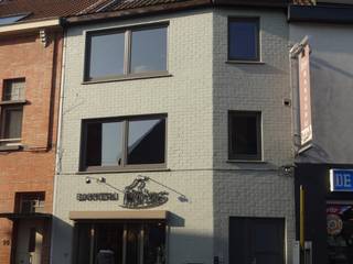 <p>Deze instapklare studio van 35 m² is gelegen op de eerste verdieping van een gebouw bestaande uit 1 handelspand (bakkerij) en 2 appartementen. De studio is voorzien van een woonkamer met open perfect ingerichte keuken, aparte slaapkamer en badkamer met toilet. Perfect voor iemand die op zoek is naar een kleine woning middenin het centrum van Gentbrugge.</p>
<p>referentie: 5731</p>