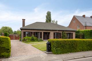 Ben je op zoek naar een woning met veel ruimte, een groot perceel en mogelijkheden?Dan is deze eigendom zeker een bezoek waard.Met een mooie...
