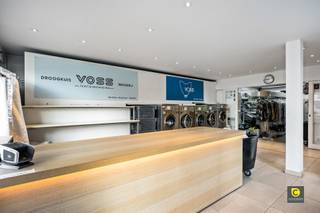 Opbrengsteigendom te Pulhof!Dit kleinschalig gebouw omvat een ruim handelgelijkvloers (ca. 229m²) met daarboven 2 appartementen en achterliggend nog...