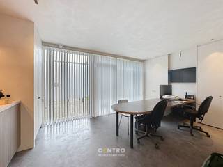 Bent u op zoek naar een bedrijfsgebouw met een uitstekende bereikbaarheid? Dan is dit magazijn met kantoor precies wat u zoekt.<br />Dit pand combineert een opslagruimte met een praktisch ingericht kantoor, waardoor het ideaal is voor zelfstandigen, logistieke activiteiten, of een combinatie van opslag en administratie. Dankzij de ligging geniet u van een uitstekende bereikbaarheid, met een snelle verbinding naar de Brugse ring, de E40 en de haven van Zeebrugge.<br /><br /><span><strong><u>Benaderende OPPERVLAKTEN:</u></strong><br />Bewoonbare oppervlakten:<strong><em> </em></strong><strong>135m²</strong></span><br /><br /><span><strong><u>INDELING</u></strong><u>:</u></span><br /><u><span>Magazijn</span></u><span>: ruim magazijn/opslagruimte</span><br /><u><span>Kantoor</span></u><span>: bureau, ingemaakte kasten, keuken en afzonderlijk toilet</span><br /><br /><span><strong><u>SPECIFICATIES:</u></strong></span>
<ul>
<li><span><strong>Beglazing en schrijnwerk</strong>: dubbele beglazing met pvc schrijnwerk</span></li>
<li><strong>Vrije hoogte</strong>: 2,7 meter</li>
<li><strong>Elektrische poort:</strong> 2,1 meter</li>
<li><span><strong>Algemene staat:</strong> Instapklaar</span></li>
<li><span>Mogelijkheid om nog ZONNEPANELEN te plaatsen op het plat dak.</span><br /> </li>
</ul>
<span><strong><u>GROTE TROEVEN van dit bedrijfspand:</u></strong></span>
<ul>
<li>Magazijn met geïntegreerde kantoorruimte</li>
<li>Strategische en vlot bereikbare locatie</li>
<li><span>Kwalitatieve en duurzame materialen</span></li>
</ul>
<span><strong><u>NUTSVOORZIENINGEN</u></strong><u>:</u></span>
<ul>
<li>Stadswater</li>
<li>I<span>nhoud boiler: 10 liter</span></li>
<li>Telefonie (telenet, proximus en fibernet aanwezig)!</li>
<li>Elektriciteit; drijfkracht, 3 x 400V, 32A</li>
</ul>
<br /><span><u>* Bijzonderheden</u></span><br />- Onze referentie op<strong> </strong><strong>www.centro.be</strong>: <strong>Q0858</strong><br />- <strong>Interesse?</strong> Neem dan vandaag nog contact voor meer info of bezichtiging:<strong> </strong><strong>050700102</strong><strong>.</strong><br /><br /><strong>CENTRO | </strong><strong>BEDRIJFSVASTGOED </strong>is reeds 26 jaar <u>gespecialiseerd in de bemiddeling van commercieel- en bedrijfsvastgoed</u> in West- en Oost-Vlaanderen.<br /><strong>Wilt u ook weten hoeveel uw bedrijfsgebouw waard is?</strong><br />Contacteer ons vrijblijvend voor een marktconforme waardebepaling van uw pand. <br />