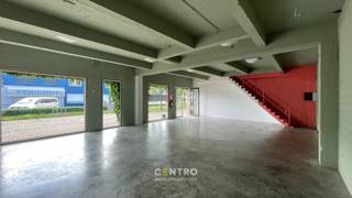 Handelsunit te huur met een totale oppervlakte van 204m².<br />Dit handelspand geniet van een authentieke waterfrontligging in een omgeving waar wonen, toerisme, horeca en maritieme activiteiten samenkomen. De nabijheid van de jachthaven, de kust en de haven creëert een interessante mix van bezoekers en lokale klanten, ideaal voor uiteenlopende commerciële activiteiten.<br /><br /><u><strong>Benaderende OPPERVLAKTEN:</strong></u><br />Totale oppervlakte: 200m²<br /><br /><u><strong>INDELING:</strong></u><br />Gelijkvloers (100m²): handelsruimte<br /><br />Eerste verdieping (100m²): opslagruimte en afzonderlijk toilet. <br /><br /><u><strong>GROTE TROEVEN van dit handelspand:</strong></u><br />- Voldoende parkeergelegenheid<br />- Vlotte bereikbaarheid nabij de jachthaven van Zeebrugge<br /><br /><u><strong>Bijzonderheden</strong></u><br />- Korttijdige bezetting<br />- Onmiddellijk beschikbaar<br /><br /><br />- Onze referentie op<strong> </strong><strong>www.centro.be</strong>: <strong>L0199-35</strong><br />- <strong>Interesse?</strong> Neem dan vandaag nog contact voor meer info of bezichtiging:<strong> </strong><strong>050700102</strong><strong>.</strong><br /><br /><strong>CENTRO | </strong><strong>BEDRIJFSVASTGOED </strong>is reeds 24 jaar <u>gespecialiseerd in de bemiddeling van commercieel- en bedrijfsvastgoed</u> in West- en Oost-Vlaanderen.<br /><strong>Wilt u ook weten hoeveel uw bedrijfsgebouw waard is?</strong><br />Contacteer ons vrijblijvend voor een marktconforme waardebepaling van uw pand. <br />